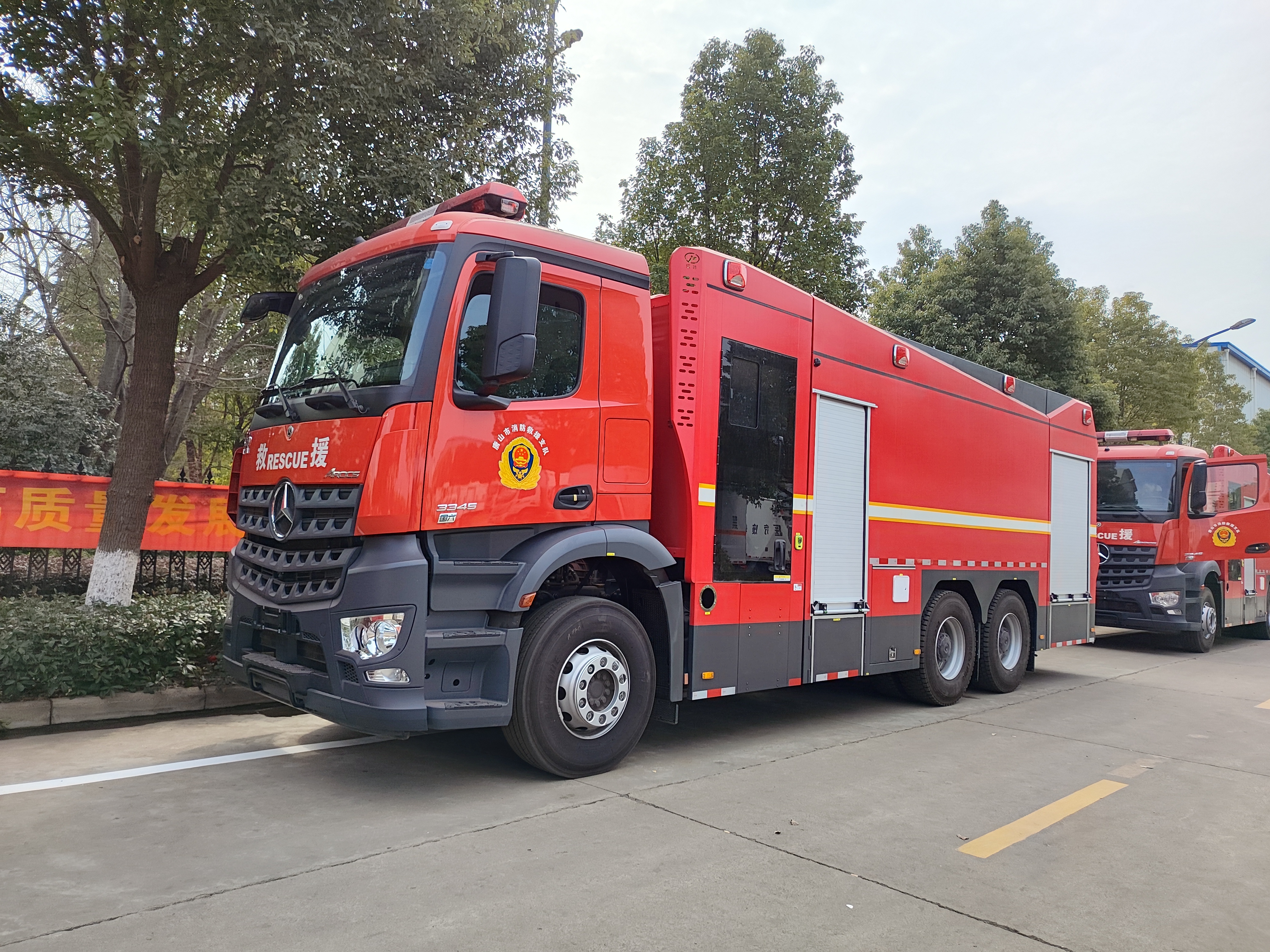 奔馳18噸泡沫消防車，發(fā)車數(shù)量5臺(tái)