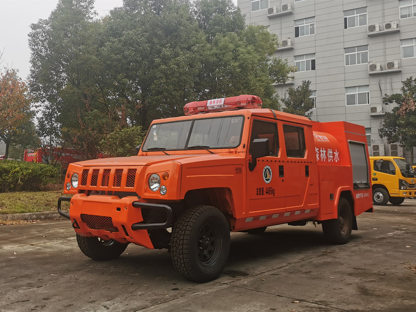 滅火車，勇士雙排四驅(qū)供水車（方圓罐）JDF5043GGSBAW6